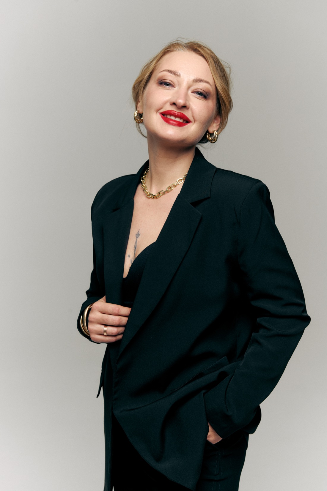 Ольга Веселова в чёрном костюме